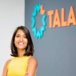 Portrait de Shivani Siroya, fondatrice et PDG de Tala, souriante devant le logo coloré de son entreprise.