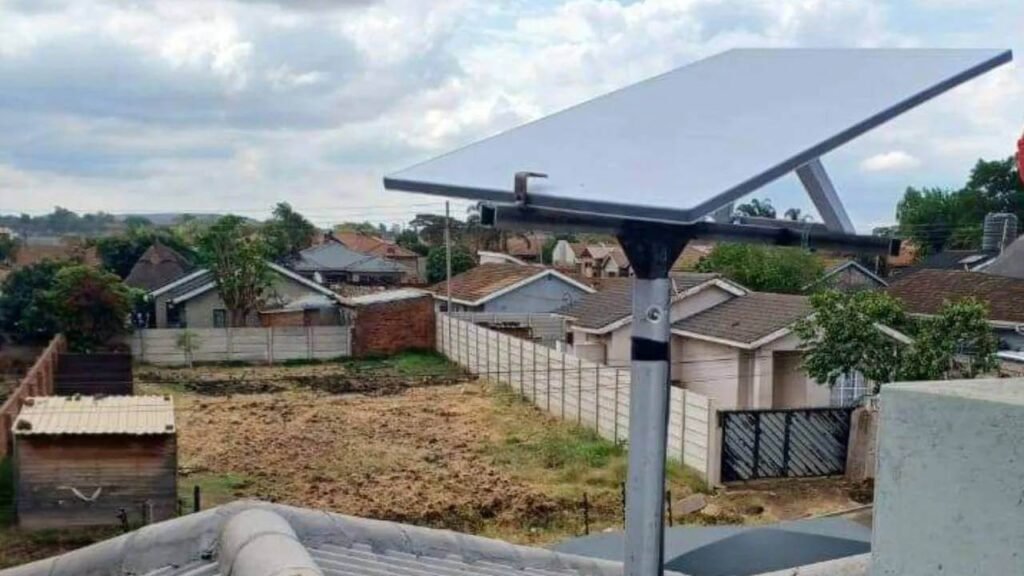 L'optimisation du service Starlink : Une antenne parabolique Starlink installée sur un toit résidentiel au Zimbabwe, symbolisant l'expansion de l'Internet haut débit dans les régions africaines mal desservies.