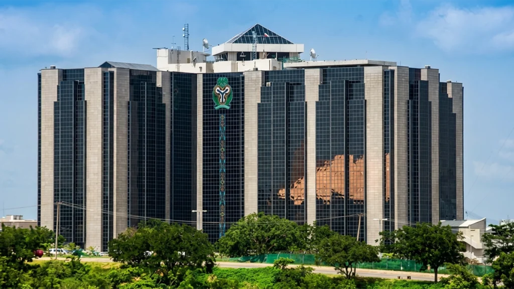 Le Fossé du Capital : Pourquoi le CBN Recapitalisation Progress Déclenche une Restructuration du Secteur: Vue extérieure du siège de la Banque Centrale du Nigeria (CBN) à Abuja, représentant le pilier de la politique monétaire et de la stabilité financière du pays
