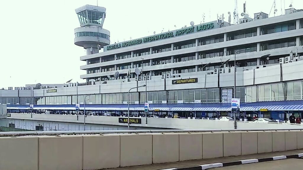 Wi-Fi gratuit dans les aéroports : Comment MTN transforme les aéroports du Nigeria en hubs numériques en 2026 Le bâtiment principal de l'aéroport international de Lagos (MMIA) montrant les niveaux d'arrivées et de départs ; illustrant la porte d'entrée de la capitale commerciale du Nigeria.