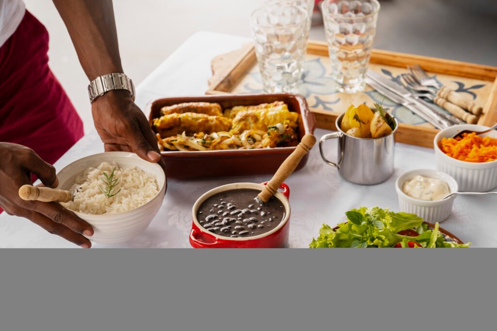 African Fine Dining : 5 Façons Révolutionnaires dont Marcus Samuelsson Transforme la Gastronomie Mondiale African Fine Dining : 5 Façons Révolutionnaires dont Marcus Samuelsson Transforme la Gastronomie Mondiale: Une famille africaine joyeuse partageant un repas gastronomique autour d'une table élégamment dressée, représentant l'importance de la communauté et des expériences de vie haut de gamme.
