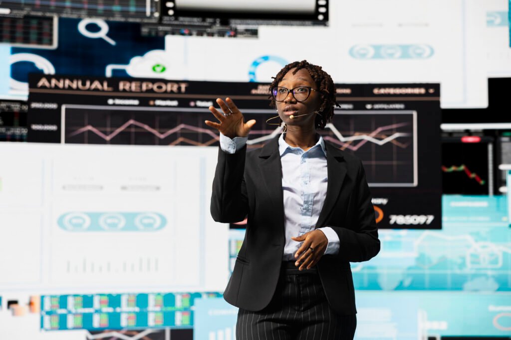 6 entrepreneurs extraordinaires et visionnaires qui redéfinissent radicalement le secteur Fintech en 2026 Femme d'affaires s'exprimant lors d'une convention professionnelle fintech, en train de faire un pitch commercial