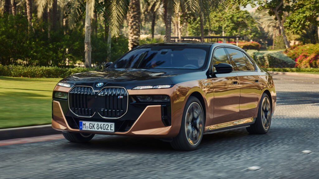 Vehicles of Tomorrow: Une berline de luxe BMW i7 bicolore circulant sur une route bordée de palmiers, représentant le summum de la mobilité durable pour l'élite africaine. »
