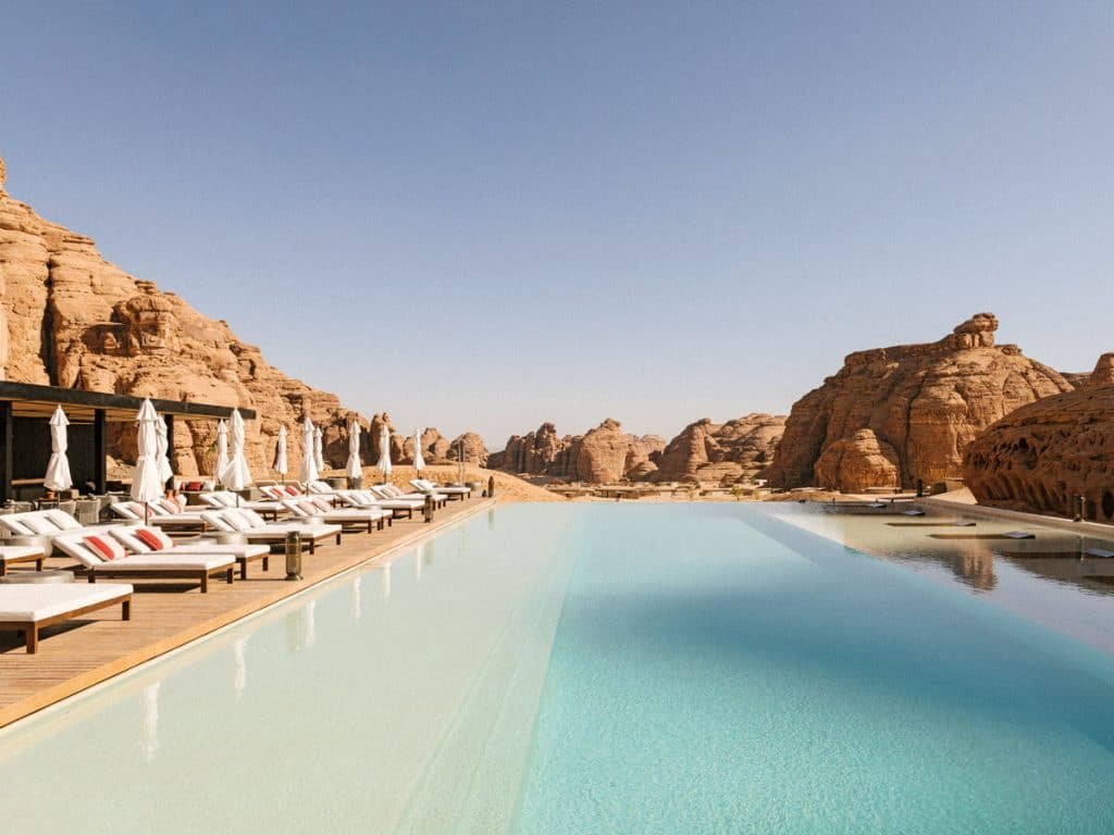 L’hôtellerie de luxe du CCG : Le 1 secret époustouflant de sa domination mondiale L'hôtellerie de luxe du CCG: Une magnifique piscine à débordement dans un complexe hôtelier de luxe niché entre des formations rocheuses millénaires ; représentant le summum de l'hôtellerie haut de gamme et de l'éco-tourisme en Afrique.