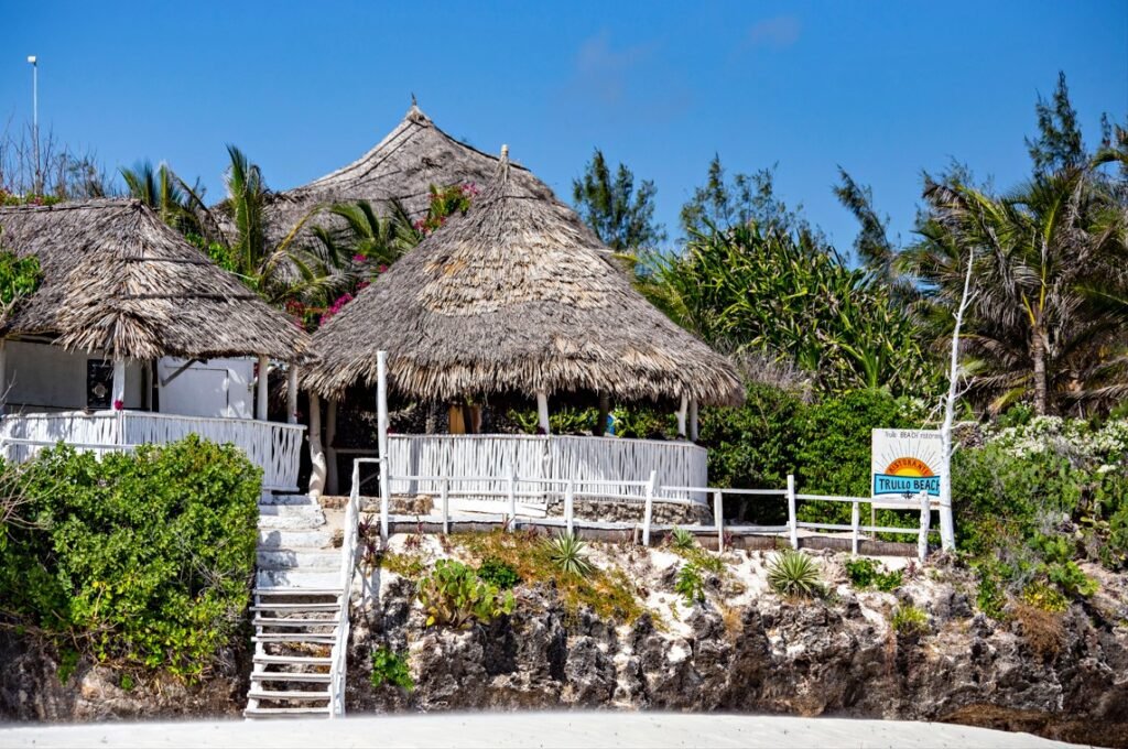 Les 5 piliers essentiels du Sanctuaire Souverain : Pourquoi l’isolement est le nouveau luxe Vue aérienne du sanctuaire de la Vérité en bois sculpté sur une péninsule côtière entourée d'eaux turquoises. »