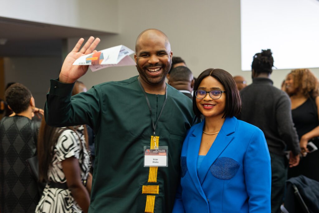 Conférence Africa Innovate 2026 Dévoile 5 Percées Sensationnelles pour l’Économie Numérique Mondiale A Young frican Man and woman at the Conférence Africa Innovate 2026