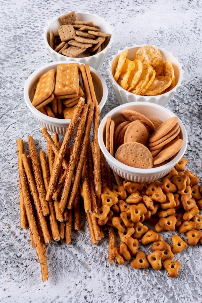 Gut Microbiome Health : 5 Façons Choquantes dont les Aliments Ultra-Transformés Détruisent Votre Écosystème Interne Gut Microbiome Health : Une variété de collations transformées, représentant les tendances modernes de l'alimentation de commodité et leur impact sur les habitudes de consommation en Afrique. »