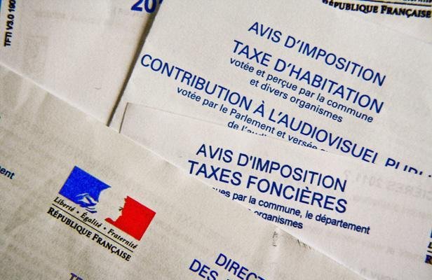 Plusieurs avis d’imposition français (taxe d’habitation, contribution à l’audiovisuel et taxes foncières) superposés avec le logo de la République Française.