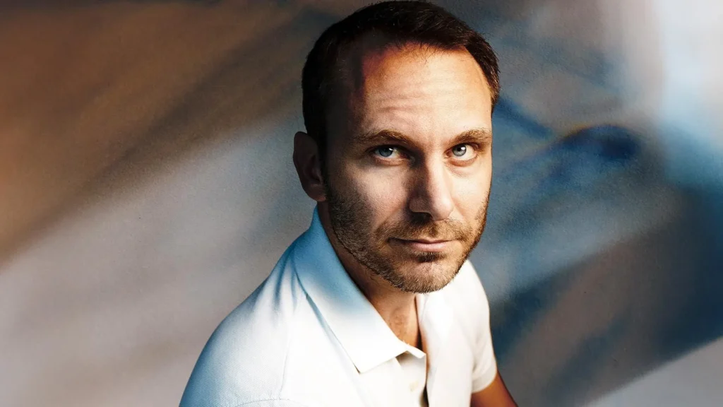 Valorisation boursière de Tether : L’unique et époustouflante mutation qui rend les rois de la crypto plus riches que Buffett en 2026 Un portrait professionnel du PDG de Tether, Paolo Ardoino, représentant le leadership derrière le plus grand stablecoin au monde et son rôle croissant dans l'économie numérique en Afrique