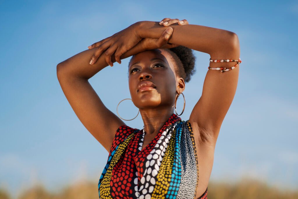 Scandinavie : 5 Raisons Époustouflantes pour lesquelles le Nord est la Nouvelle Capitale Mondiale du Voyage de Luxe Scandinavie : Portrait d'une femme en tenue traditionnelle d'inspiration africaine avec des bracelets en perles, symbolisant la beauté de l'identité africaine moderne.