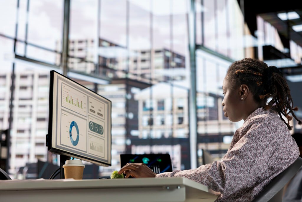 Transformation de l’IA d’entreprise : Les 3 piliers explosifs qui ébranlent l’économie mondiale en 2026 transformation de l'IA d'entreprise: Une professionnelle travaillant avec des outils d'intelligence décisionnelle avancés, illustrant la transformation numérique du paysage entrepreneurial africain