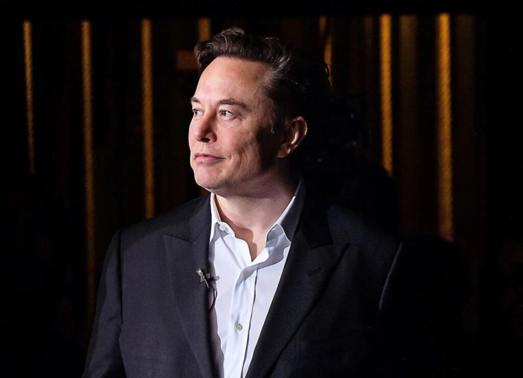 Liquidité : Elon Musk libère 1 coup de maître Bitcoin sensationnel pour bâtir votre richesse future liquidité: Portrait du milliardaire de la tech Elon Musk en costume noir. »