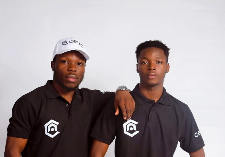 Portefeuilles numériques non-dépositaires : manières explosives dont Celia Wallet redéfinit le contrôle des actifs mondiaux portefeuilles numériques non-dépositaires: Le fondateur et le co-fondateur de Celia assis dans un studio, portant des sweats à capuche violets aux couleurs de la marque ; représentant la nouvelle génération de l'entrepreneuriat technologique africain