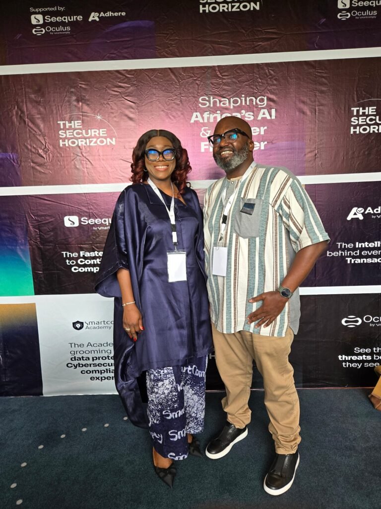 Volume d'attaques de cybersécurité : Les 4,5 milliards de violations terrifiantes qui ébranlent les fondations numériques du Kenya: Deux professionnels africains de la cybersécurité posant au sommet "The Secure Horizon" ; représentant le leadership expert et les efforts collaboratifs pour façonner l'avenir de l'IA et de la cybersécurité en Afrique.