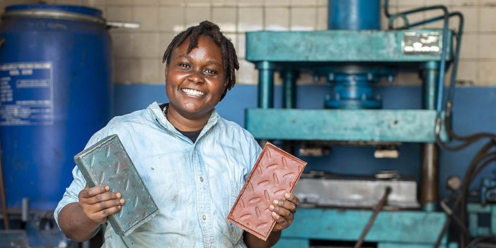 Durabilité, Comment l’unique et intrépide percée d’un entrepreneur résout le problème du plastique en Afrique durabilité: Nzambi Matee tenant des briques en plastique recyclé dans son usine de fabrication.
